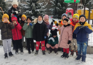 Zdjęcie grupowe na dworze podczas przypinania pamiątkowej kłódki.