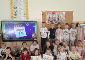 Kubusie bawią się z okazji święta kropki.