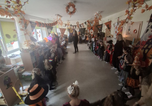 Dzieci z Chatki Puchatka bawią się na balu halloween.