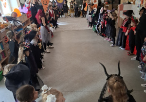 Dzieci z Chatki Puchatka bawią się na balu halloween.