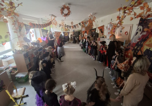 Dzieci z Chatki Puchatka bawią się na balu halloween.