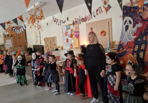 Dzieci z Chatki Puchatka bawią się na balu halloween.