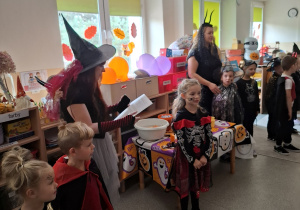 Dzieci z Chatki Puchatka bawią się na balu halloween.