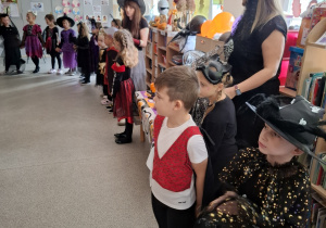 Dzieci z Chatki Puchatka bawią się na balu halloween.