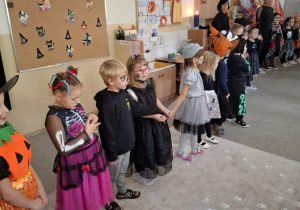 Dzieci z Chatki Puchatka bawią się na balu halloween.