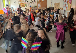Dzieci z Chatki Puchatka bawią się na balu halloween.