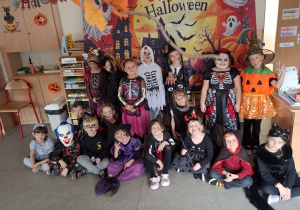 Dzieci z Chatki Puchatka bawią się na balu halloween.