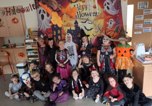 Dzieci z Chatki Puchatka bawią się na balu halloween.