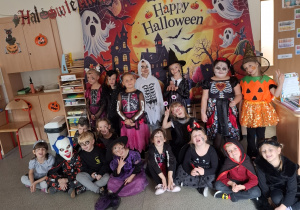 Dzieci z Chatki Puchatka bawią się na balu halloween.