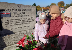 Dzieci obok pomnika.