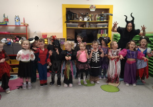 Dzieci w przebraniach halloweenowych.