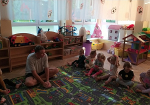 Dzieci wykonują ćwiczenia gimnastyczne.