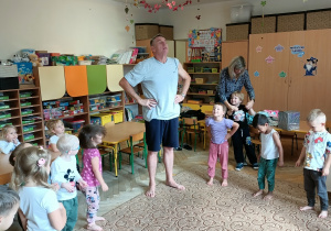 Dzieci wykonują ćwiczenia gimnastyczne.