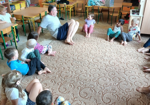 Dzieci wykonują ćwiczenia gimnastyczne.