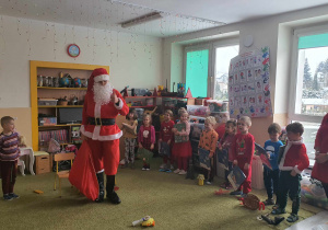 Dzieci śpiewają Mikołajowi.