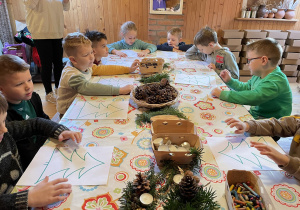 Dzieci robią chatkę z piernika.