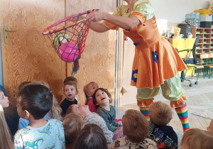 Dzieci biorą udział w akrobacjach cyrkowych.