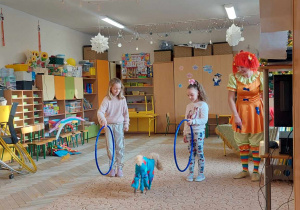 Dzieci biorą udział w akrobacjach cyrkowych.