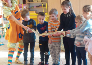 Dzieci dotykają węża.