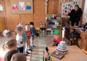 Chłopiec świętuje swoje urodziny w przedszkolu.