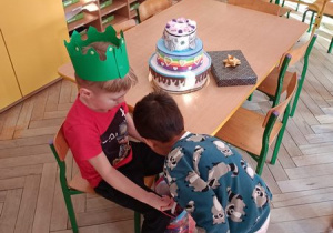 Chłopiec świętuje swoje urodziny w przedszkolu.