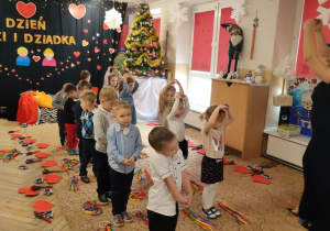 Dzieci prezentują program artystyczny dla gości.