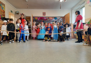 Dzieci przebrane za postacie z bajek bawią się na balu ostatkowym.