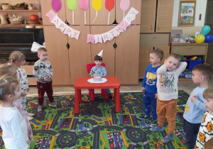 Chłopiec świętuje z dziećmi swoje urodziny.