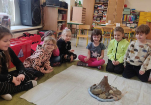 Dzieci obserwują wybuch wulkanu.