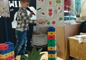 Dziecko deklamuje wiersz do konkursu.