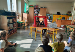 Dzieci oglądają teatrzyk przygotowany przez swoich kolegów.