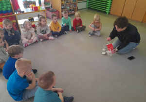 Dzieci słuchają prelekcji dietetyka.