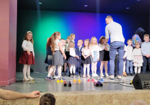 Dzieci na wielkiej scenie występują na Kiermaszu Wielkanocnym.