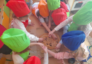Dzieci przygotowują wielkanocne ciastka.