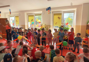 Dzieci prezentują na wybiegu modę sportową.