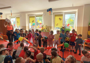 Dzieci prezentują na wybiegu modę sportową.
