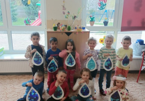 Dzieci prezentują kropelkę wody.