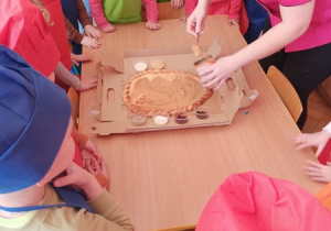Dzieci ozdabiają wielkanocne ciastka.
