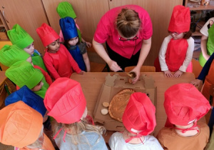 Dzieci ozdabiają wielkanocne ciastka.