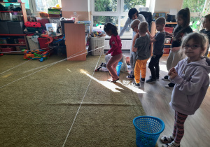 Dzieci przechodzą przez pajęczynę.