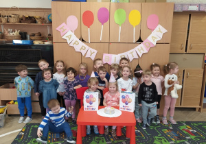 Dzieci składają życzenia urodzinowe jubilatce.