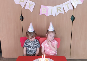 Dzieci składają życzenia urodzinowe jubilatce.