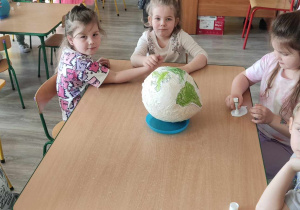 Dzieci tworzą ziemię z balona.
