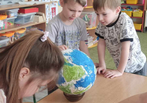 Dzieci tworzą ziemię z balona.