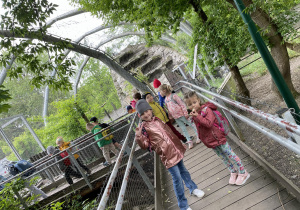 Dzieci na mostku.