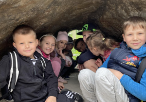 Dzieci w jamie skalnej.