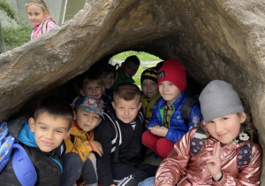 Dzieci w jamie skalnej.
