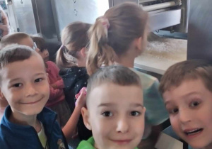 Chłopcy w piekarni przy maszynie.