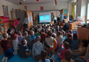 Dzieci słuchają prelekcji policjantów.