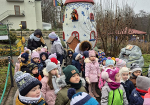 Dzieci na bajkowej ścieżce.